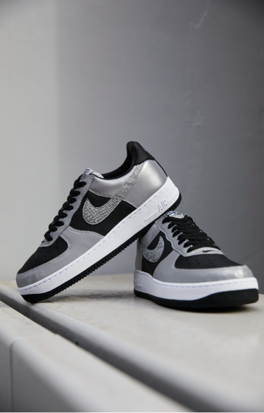 US105285cmNIKE AIR FORCE 1 B ナイキ エアフォース 黒 銀 蛇 28.5